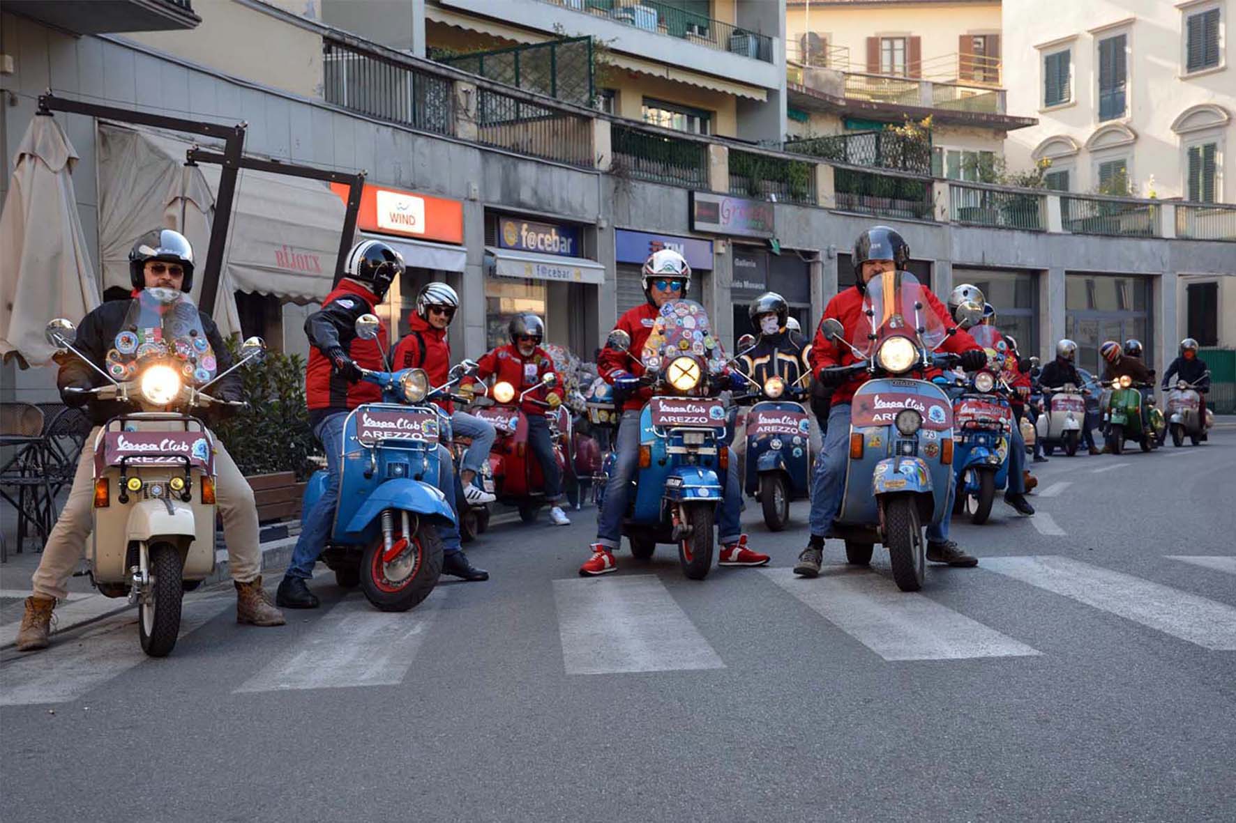 Arezzo In Vespa A Cortona Per Il Raduno Nazionale Del Primo Maggio