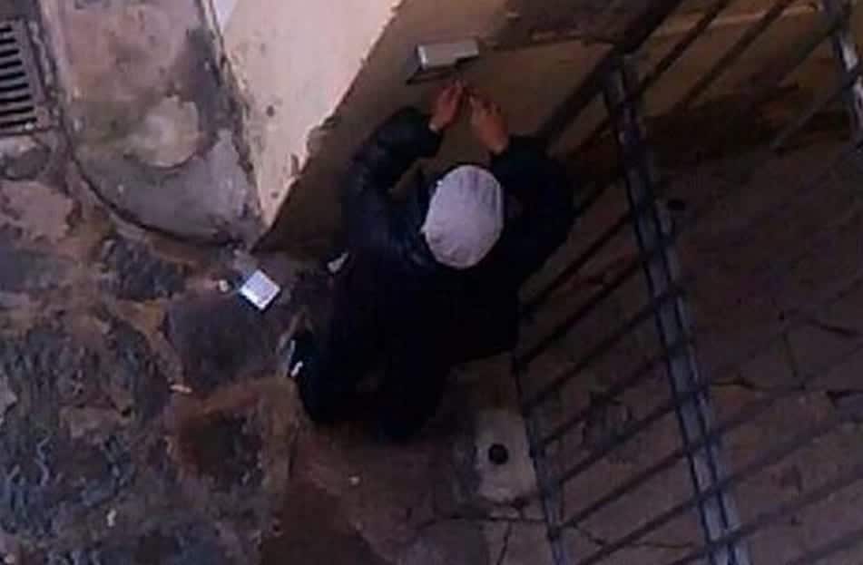 Il marocchino ripreso mentre scardina i campanelli del palazzo