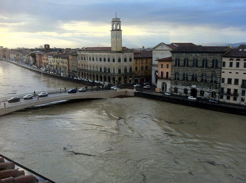 La piena dell'Arno a Pisa (foto tratta dal profilo twitter di Ilaria Villano)
