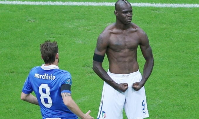 La celebre esultanza di Balotelli dopo un gol alla Germania agli Europei 2012