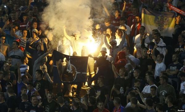 Serbia-Albania, i 'tifosi' serbi bruciano la bandiera della Nato