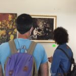 Due visitatori osservano le opere