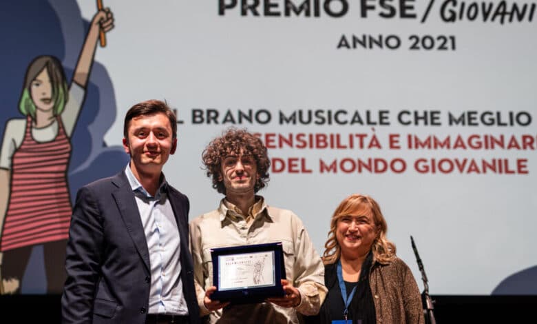 Diorama Premio Fondo Sociale Europeo Giovanisi con Bernard Dika ed Elena Calistri Regione Toscana 1024x683 1