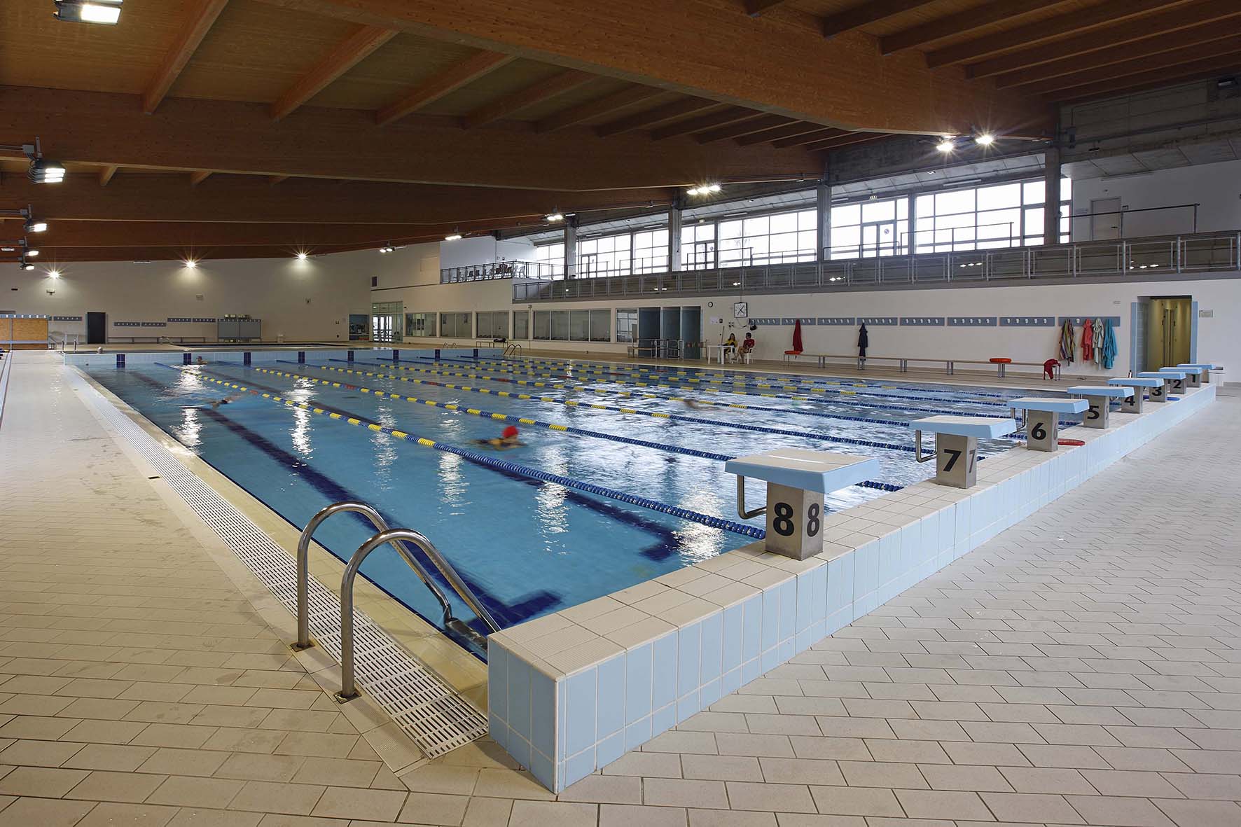 Arezzo un corso gratuito di otto lezioni per scoprire il nuoto