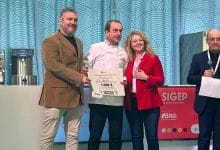 premiazione Camilli Camilli al centro con Andrea Panchetti presidente CNA Dolciari e Costanza Fabbri