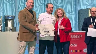 premiazione Camilli Camilli al centro con Andrea Panchetti presidente CNA Dolciari e Costanza Fabbri