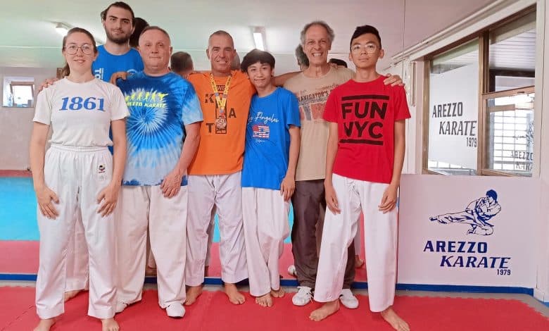 Arezzo Karate Paglicci con tecnici e atleti dellArezzo Karate 1