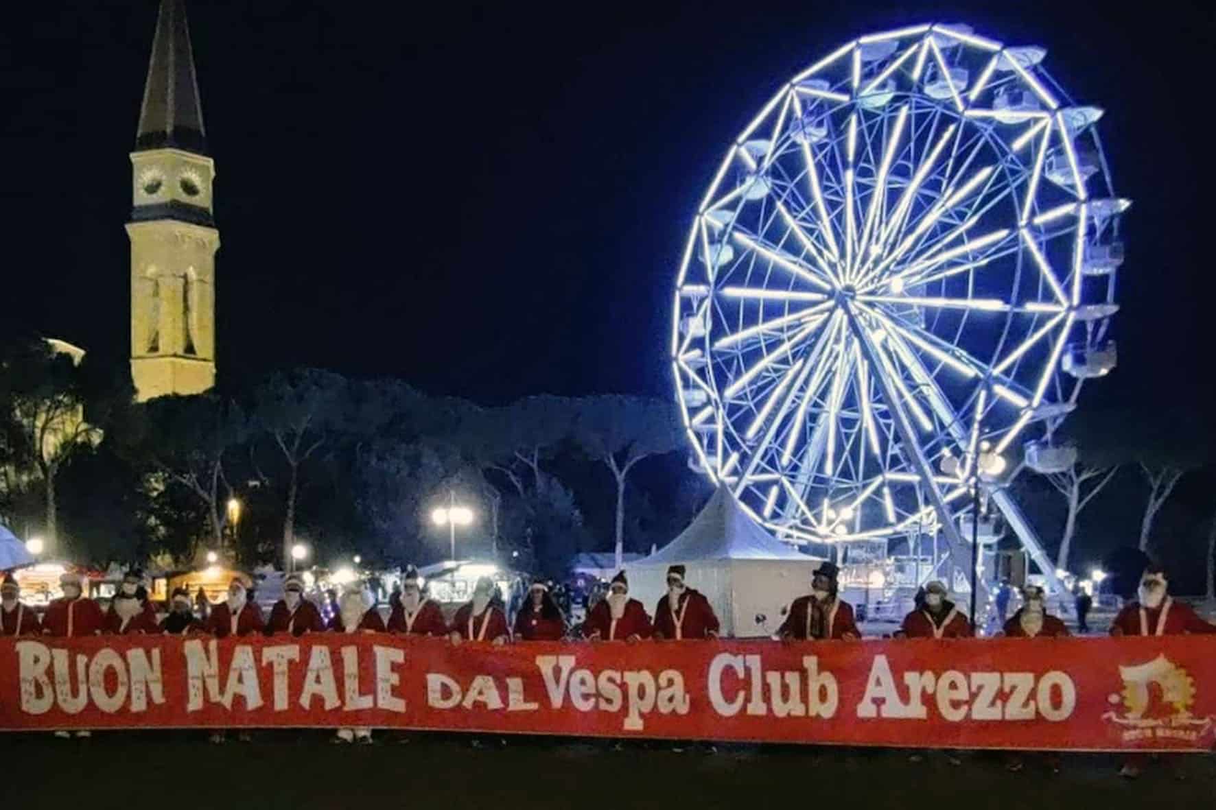 Arezzo una parata natalizia di vespisti tra vie e piazze del