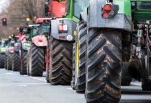 trattori e 100mila agricoltori protestano in germania con la destra
