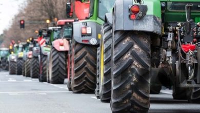 trattori e 100mila agricoltori protestano in germania con la destra