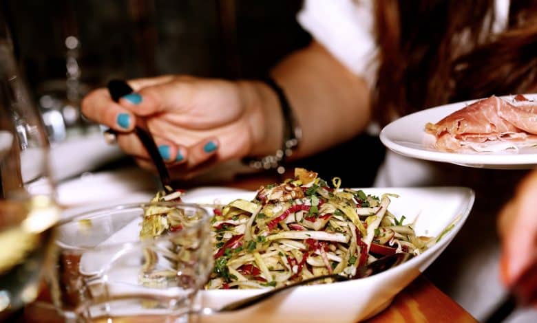 cena cibo insalata