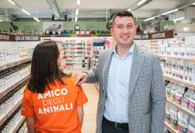 Alessio Degli Innocenti — titolare e socio Clodia Commerciale — con una dipendente PetStore Conad Grosseto