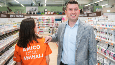 Alessio Degli Innocenti — titolare e socio Clodia Commerciale — con una dipendente PetStore Conad Grosseto