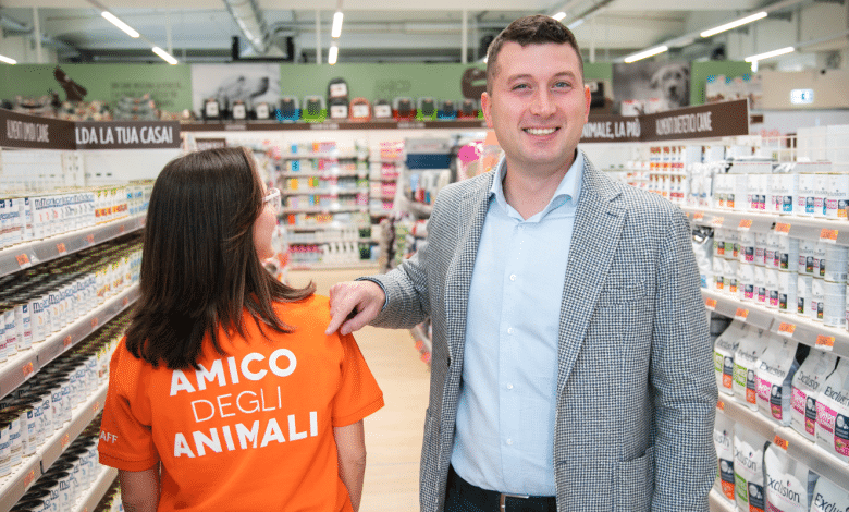 Alessio Degli Innocenti — titolare e socio Clodia Commerciale — con una dipendente PetStore Conad Grosseto