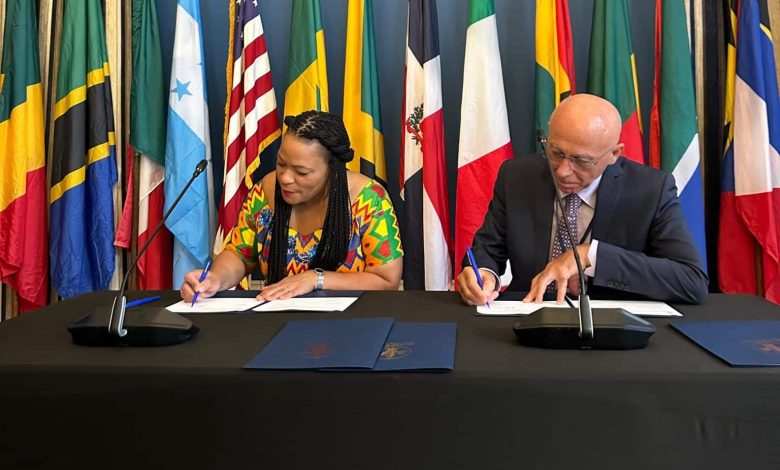 Peccioli e New Orleans unite da arte e cultura siglano un memorandum d'intesa in Louisiana 1 LaToya Cantrell e Renzo Macelloni firmano il memorandum dintesa a New Orleans scaled e1758991979494