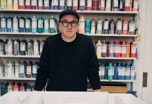 Firenze, la nuova grande installazione dell'artista KAWS conquista Palazzo Strozzi 4 KAWS portrait photo credit Shaniqwa Jarvis 800 1000 e1761589487106