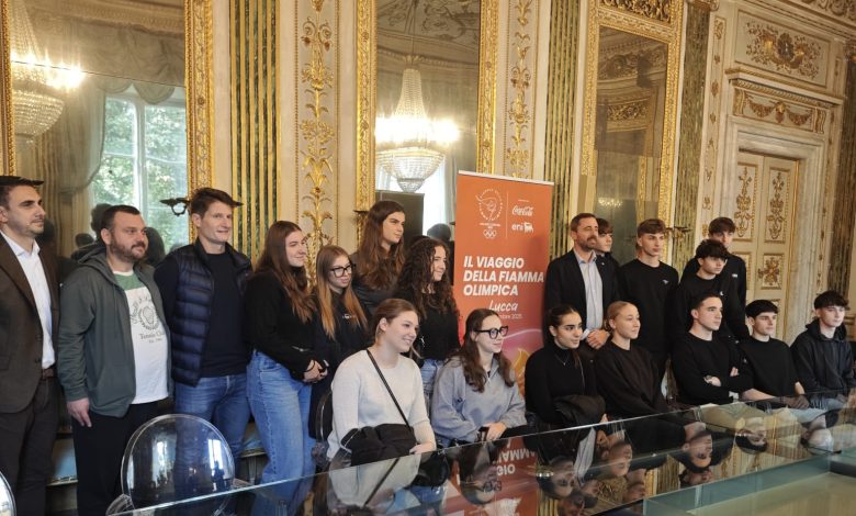 A Lucca arriva la fiamma olimpica di Milano – Cortina 2026 1 fiamma lucca e1763391240852