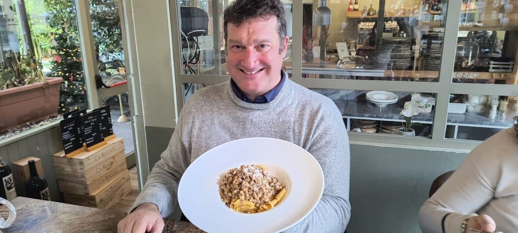 Il titolare Vincent Paul Piccinno mostra le pappardelle fatte a mano al ragù bianco di cinta senese