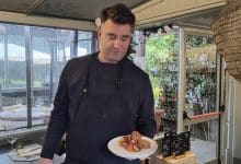 Lo chef Simone Quattrini mostra il cervello fritto con giardiniera di verdure