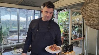 Lo chef Simone Quattrini mostra il cervello fritto con giardiniera di verdure